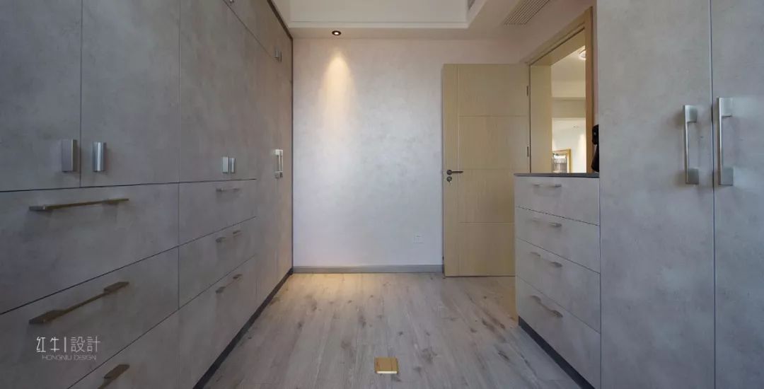 南京明月港灣105平米北歐風(fēng)格裝修  擁有獨(dú)立衣帽間與書(shū)房11衣帽間