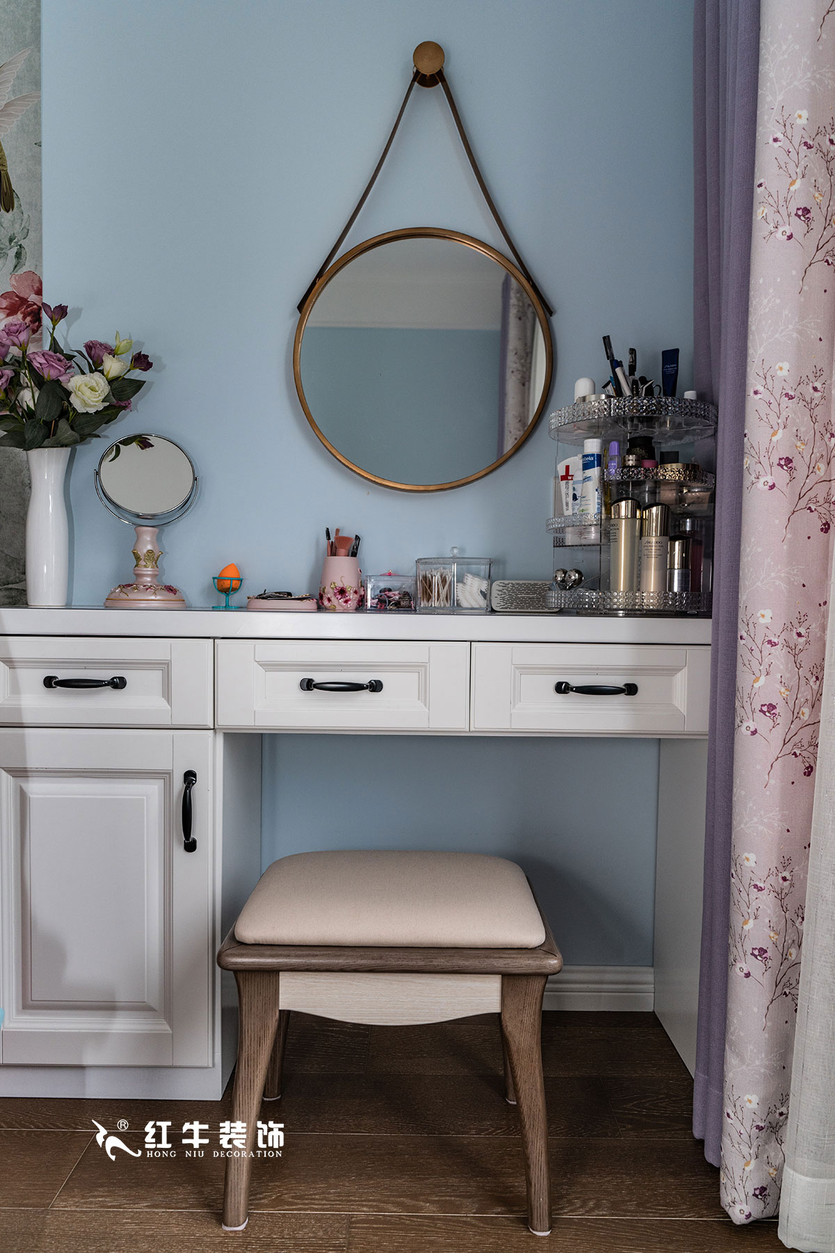 +logo_魏明花_華府國際-117㎡-簡美風(fēng)格（3室2廳2衛(wèi)，全包16萬）07主臥室梳妝臺(tái)_華府-29