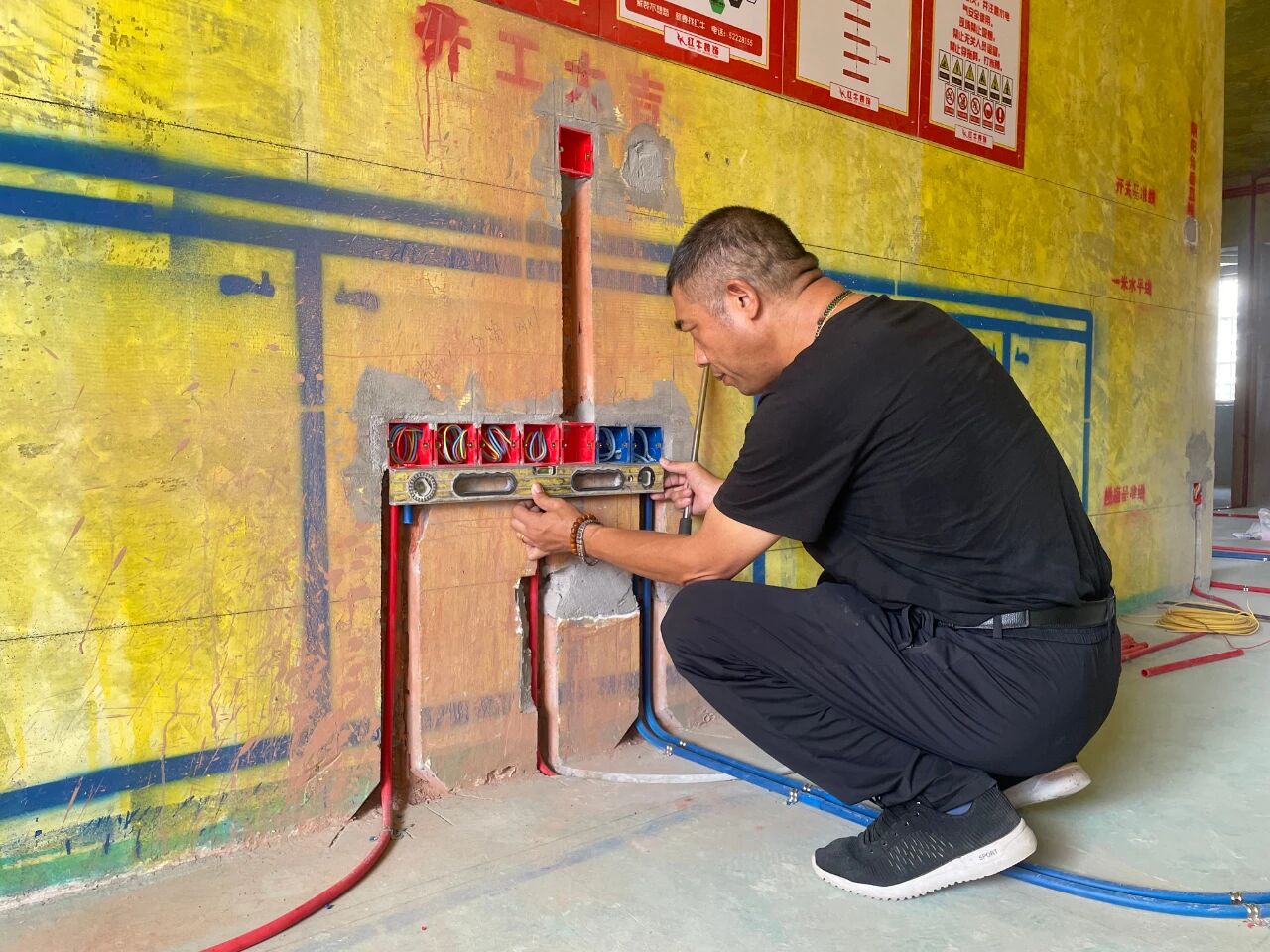 金九銀十裝修季｜南京紅牛裝飾工程總監(jiān)：工地巡檢無小事，嚴(yán)苛落實(shí)工藝標(biāo)準(zhǔn)！